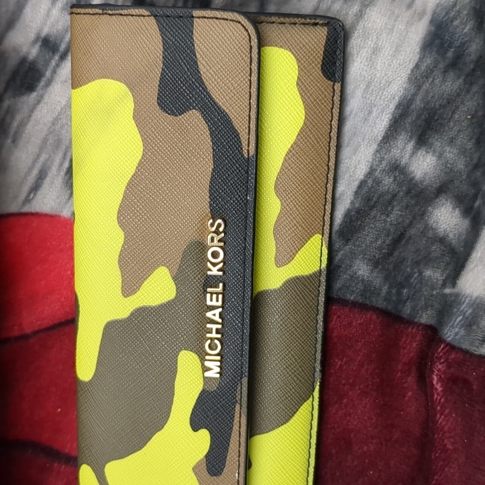 Michael Kors camo tote & wallet set - Picture 5 of 16